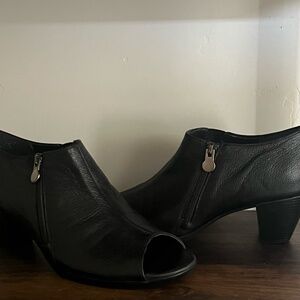 Discontinued Munro Luisa heels (New without tags)